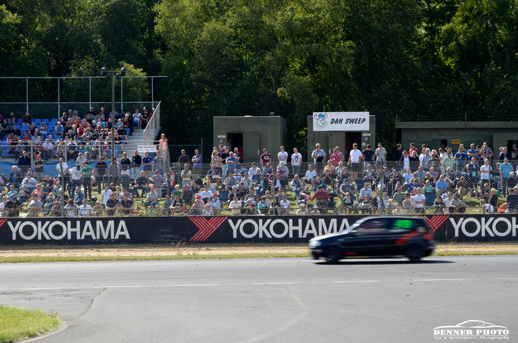 Grand Prix Danmark weekenden var velbesøgt, især om søndagen. Men det havde Søren Lyck i den sorte VW Polo GTI nok ikke tid til at kigge efter, da dette billede blev taget.
(Foto: Denner Photo)